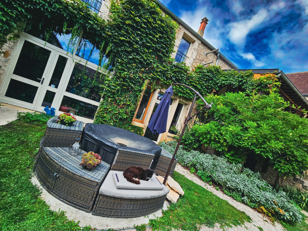 Chambre d'Hôtes avec Jacuzzi Privatif en Bourgogne : Guide de l'Évasion Sensorielle 2026