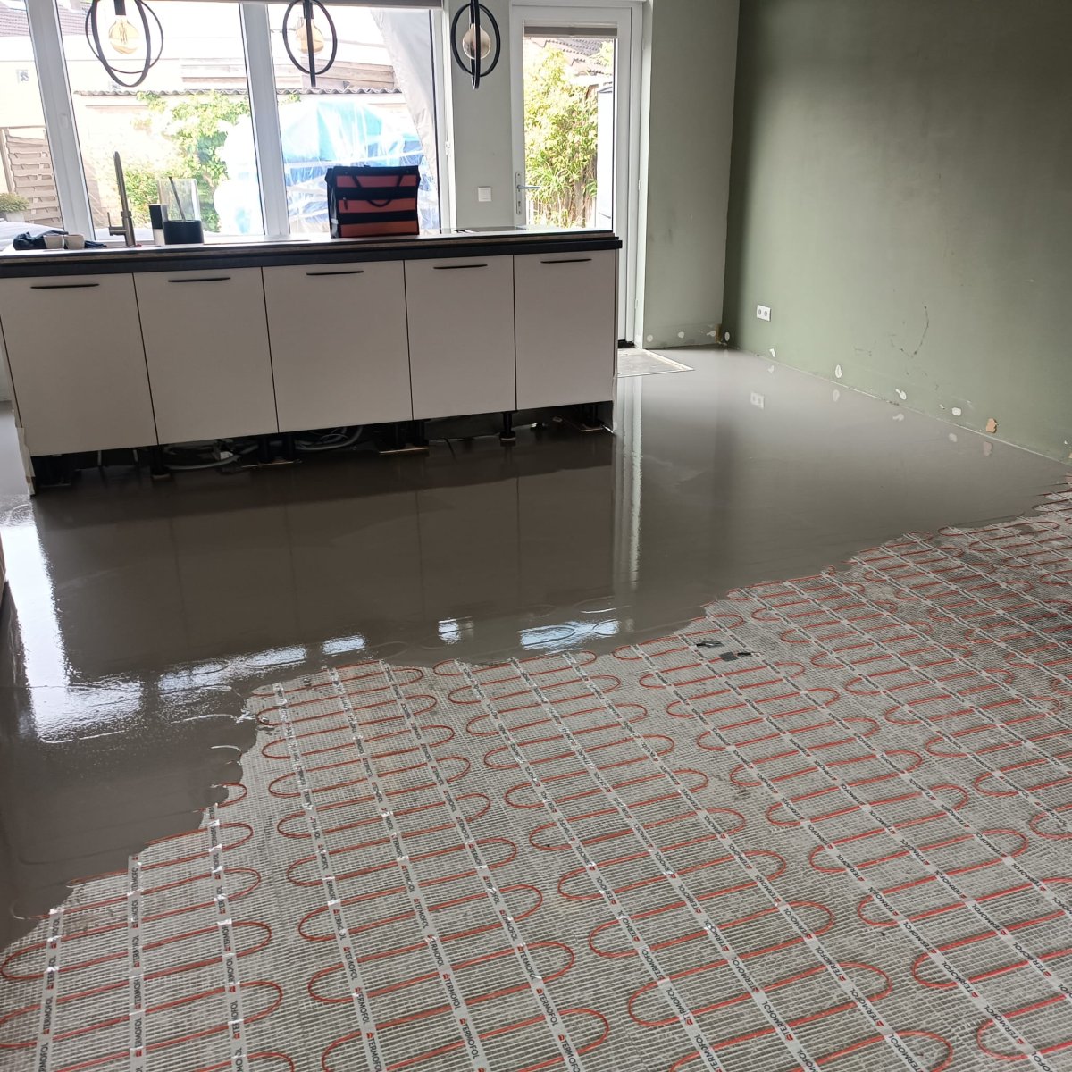 elektrische vloerverwarming die in de egaline wordt verwerkt