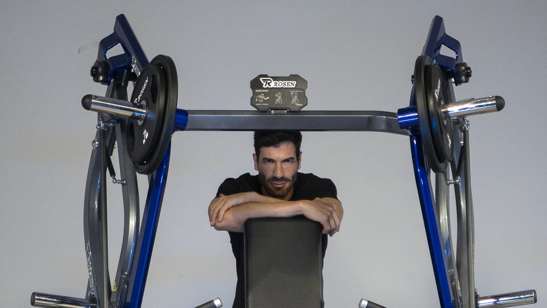 Homem apoiado em supino inclinado articulado da marca Evogear
