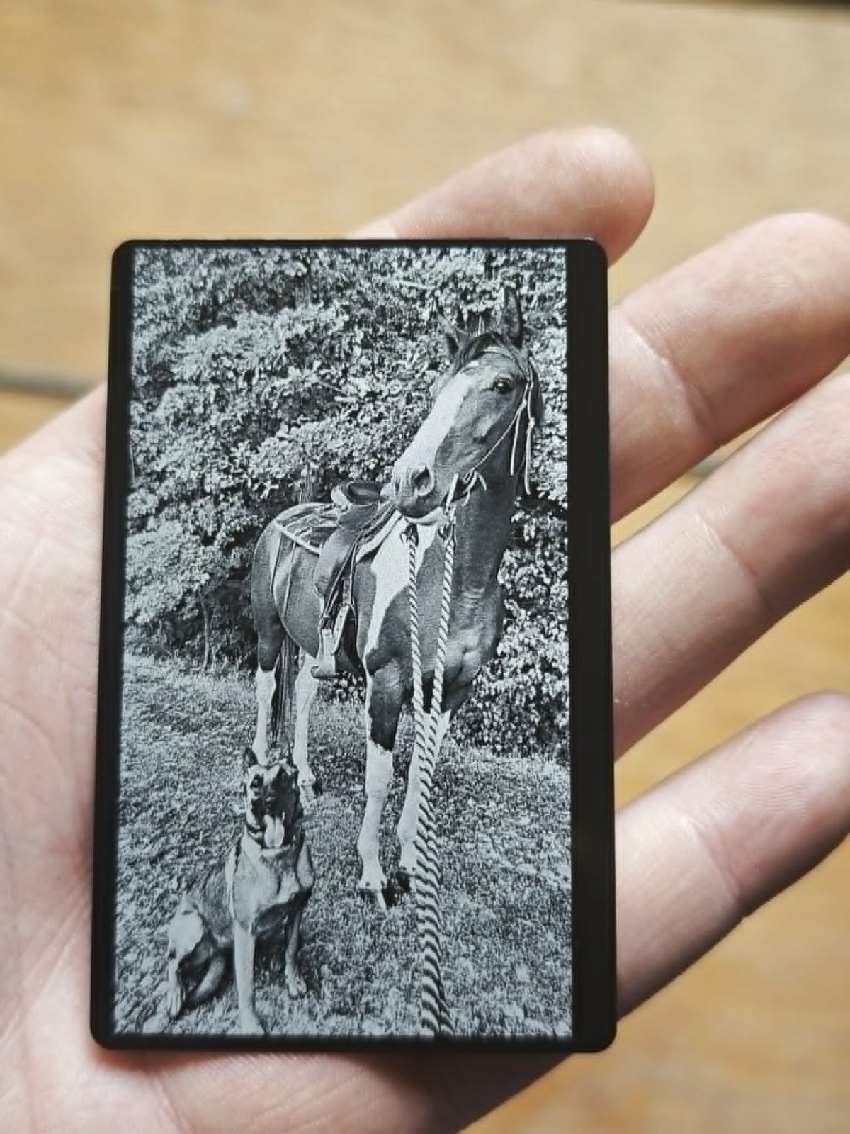 Gravírování fotografií do kovu: Originální památka navždy