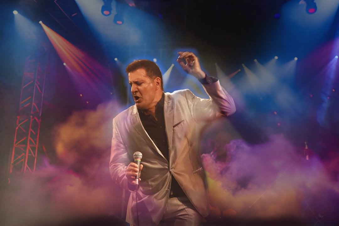 Booking a Singer for an Event: The Ultimate Guide