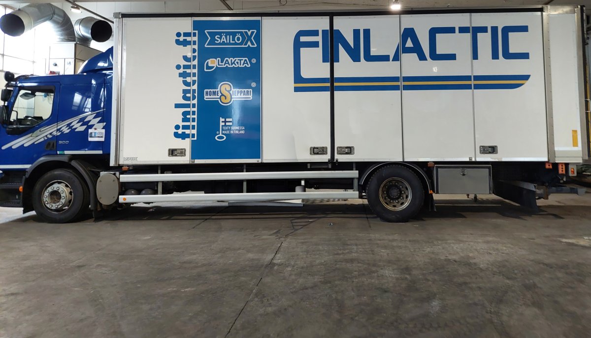 Teipattu kuorma-auto.