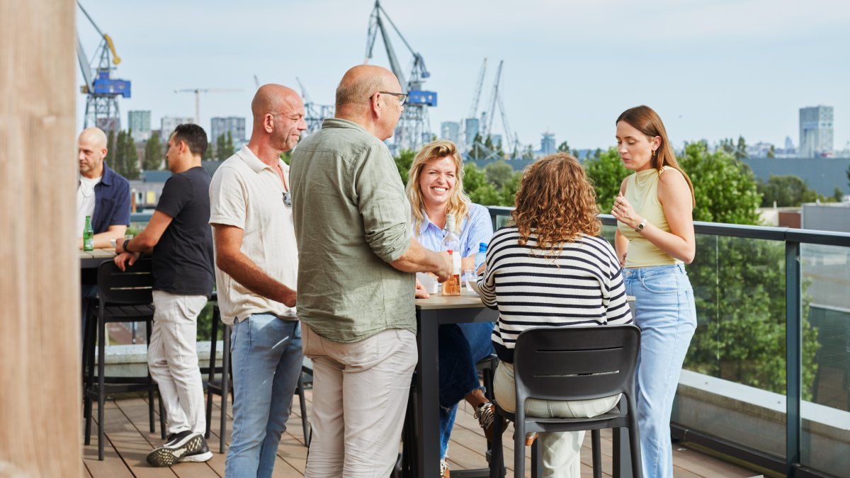 Netwerken in een coworking space: zo bouw je echte connecties in Amsterdam en Haarlem